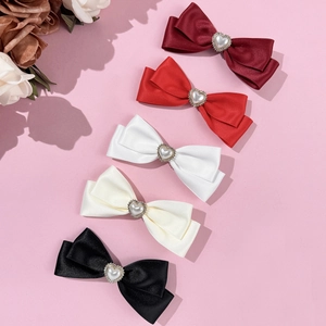Fünfteiliges Satin-Haarspangen-Set mit Herzperlen und Strasssteinen in verschiedenen Farben