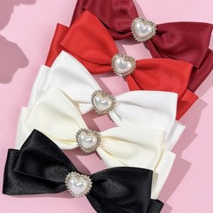 Elegantes Set aus Satin-Haarspangen mit Herzperlen und Strasssteinen in fünf Farben