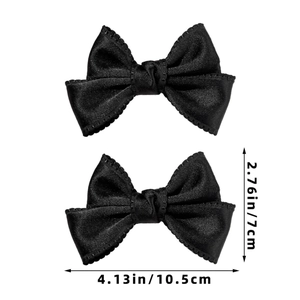 Détail de deux pinces à cheveux noeud en satin noir avec mesures 10,5cm sur 7cm