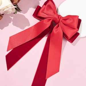 Barrette élégante à double nœud en velours rouge et satin avec longs rubans