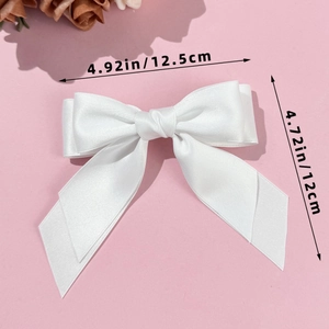 Détail de la grande pince à cheveux double nœud en satin blanc avec dimensions