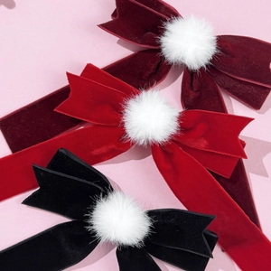 Set di tre fermagli per capelli a fiocco in velluto con pompon bianchi in rosso e nero