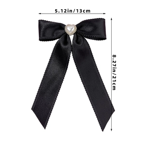 Détail d'un nœud papillon en satin noir de 13 cm avec perle en cœur et strass brillants