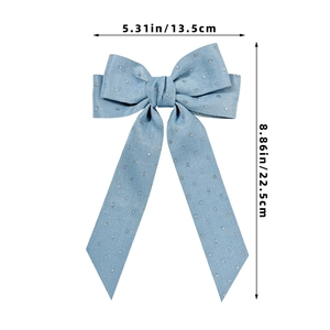 Vue détaillée des dimensions du nœud papillon en jean bleu clair à pois argentés