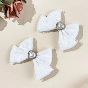Barrettes à cheveux élégantes en dentelle blanche avec perle cœur et strass