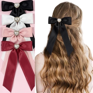 Pince à Cheveux Élégante Nœud en Satin Avec Fausse Künstliche Perle Cœur Strass Long Ruban Bord Festonné Épingle à Cheveux Femme
