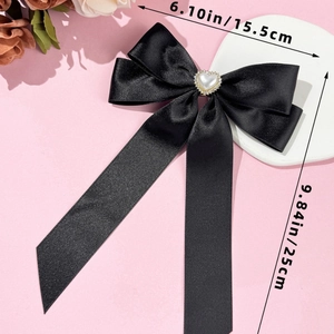 Détail d'une pince à cheveux nœud en satin noir avec perle cœur et strass avec dimensions