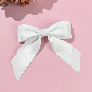 Barrette à cheveux élégante en satin blanc double couche avec de longs rubans soyeux