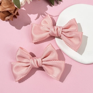 Paire de jolies barrettes en satin rose style ballet avec bords en dentelle