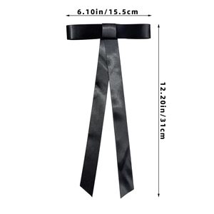 Détails du nœud en satin noir avec rubans longs, dimensions 15,5 cm par 31 cm indiquées
