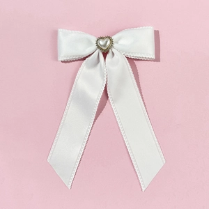 Barrette nœud en satin blanc élégante avec perle cœur et détails en strass