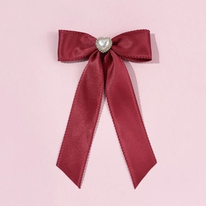 Barrette à cheveux élégante en satin bordeaux avec perle en cœur et strass brillants