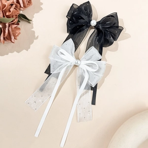 Elegantes Set aus schwarzen und weißen Netz-Haarschleifen mit Perlen und langen Bändern