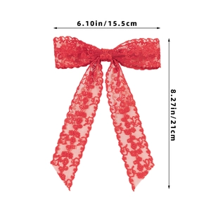 Dettaglio del fiocco per capelli in pizzo rosso con misure 15,5 cm e 21 cm