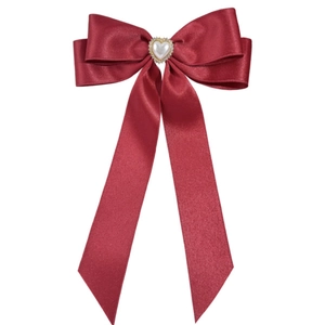 Pince à cheveux élégante en satin bordeaux avec cœur en perles et longs rubans