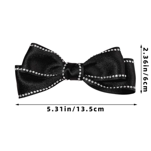 Détail d'un nœud papillon en satin noir avec strass mesurant 13,5 cm par 6 cm