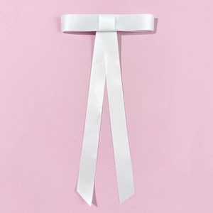 Barrette élégante en satin blanc avec rubans longs sur un fond rose épuré