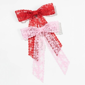 Fermagli per capelli con fiocchi in pizzo rosso e rosa e nastri lunghi su bianco