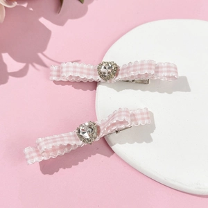 Set di due fermagli per capelli con fiocco a quadri rosa e cuore di cristallo su vassoio