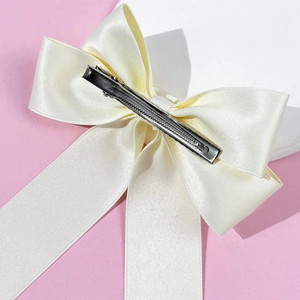 Barrette à cheveux élégante en satin crème avec longs rubans et design double noeud