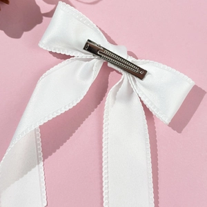 Barrette nœud en satin blanc avec bords ondulés et pince crocodile en métal argenté