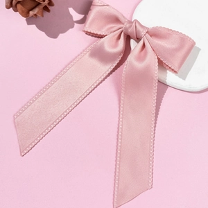 Nœud pour cheveux en satin rose avec bords festonnés et longs rubans soyeux