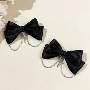 Noeuds à cheveux en satin noir style gothique avec chaînes et pendentifs croix argentés