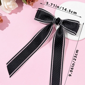 Détail de la taille du nœud papillon noir montrant 14,5 cm de large et 23 cm de long