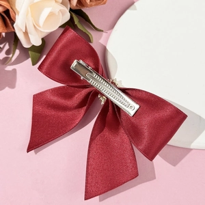 Barrette à double nœud en satin rouge vin élégante avec pince crocodile en métal