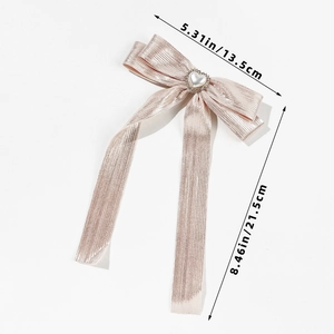 Dettaglio del fiocco rosa con perla a cuore e dimensioni di 13,5 cm per 21,5 cm
