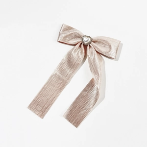 Dettaglio di fiocco rosa chiaro con perla a cuore e strass per accessori capelli