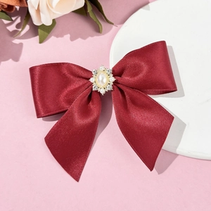Détail de la barrette en satin bordeaux avec perles vintage et strass brillants