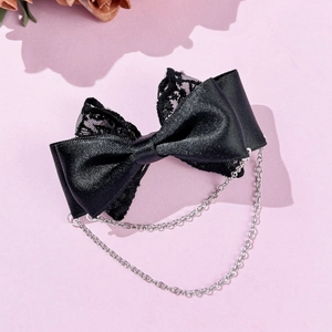 Détail de la pince à cheveux nœud en dentelle noire gothique avec pompons chaîne argent