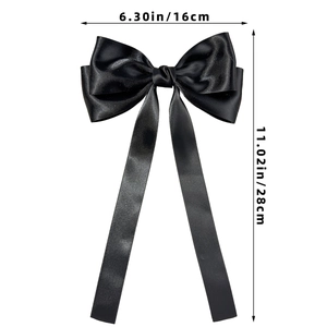 Vue détaillée du nœud en satin noir avec dimensions de 16cm de large et 28cm de long