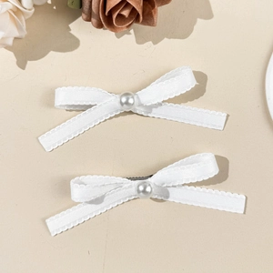 Détails de barrettes noeud blanc avec perles et bords festonnés pour femmes