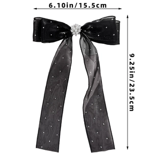 Détail d'un nœud de cheveux en tulle noir avec strass et centre de fleurs en perles