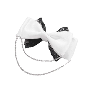 Pince à cheveux nœud gothique avec dentelle noire et chaînes argentées sur satin blanc