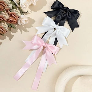 Elegante fermaglio per capelli in raso con lunghi nastri in nero, bianco e rosa