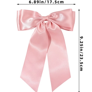 Détails des dimensions du nœud papillon en satin rose montrant 17,5 cm de largeur