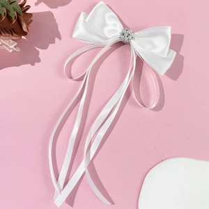 Κομψό λευκό σατέν κλιπ μαλλιών με φιόγκο, πέρλες, στρας και μακριές κορδέλες ροής