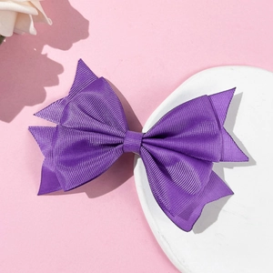 Dettaglio del fiocco per capelli viola in nastro grosgrain a coste per bambine