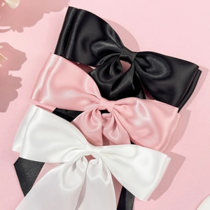Barrettes à cheveux grand nœud en satin noir, rose et blanc avec texture soyeuse