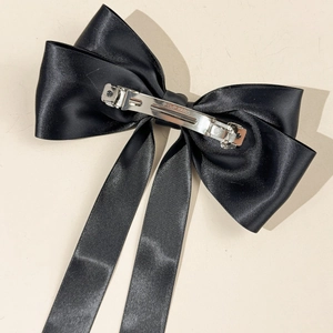 Grande pince à cheveux élégante en satin noir avec fermoir métallique argenté pour femme