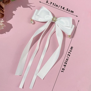Detailansicht einer weißen Satin-Schleife mit Kunstperlen und Größenangaben