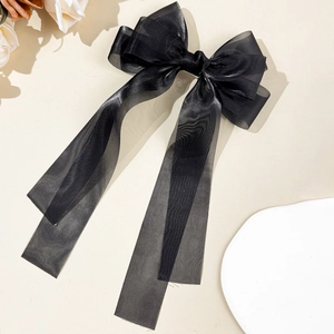 Detailansicht der schwarzen Organza-Schleife Haarspange mit zartem Band und Federverschluss