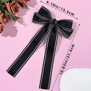 Détail de la pince à cheveux à nœud damier noir avec dentelle et dimensions 15,5x27,5cm
