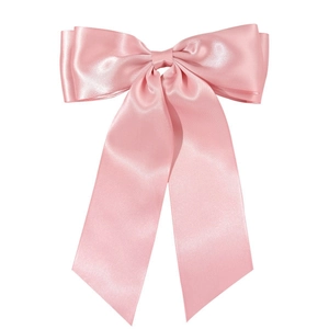 Barrette à cheveux élégante en satin rose avec de longs rubans et une finition soyeuse