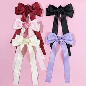 Barrettes élégantes avec roses en satin et longs rubans en cinq couleurs classiques