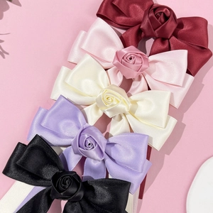 Détails de pinces à cheveux en satin avec roses faites main en cinq coloris