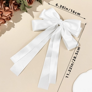 Details zur weißen Satin-Schleife mit langen Bändern und eleganter Seidentextur im Bild